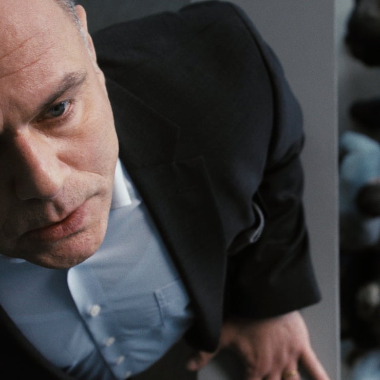 Infolge Missmanagement droht Gion (Marco Luca Castelli) sein Familienunternehmen zu verlieren.