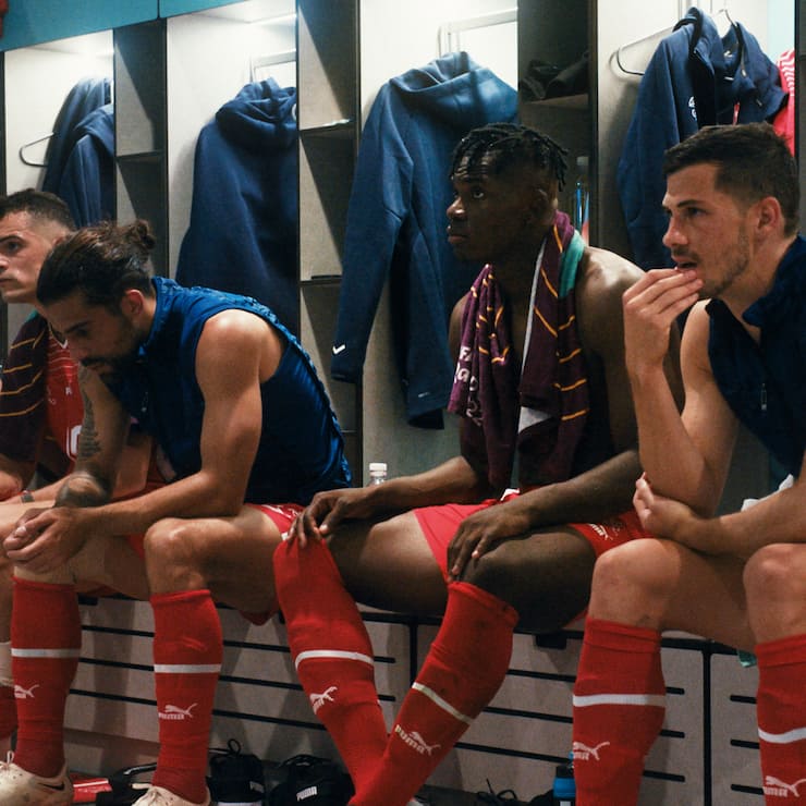 The Pressure Game â Im Herzen der Schweizer NatiFolge 2Breel Embolo hÃ¶rt angespannt Trainer Murat Yakin zu, wÃ¤hrend der Pause im ErÃ¶ffnungsspielan der WM gegen Kamerun.2023Copyright: SRF/stories AG