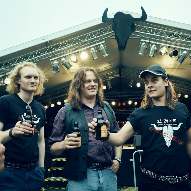 Holger Hübner (Sammy Scheuritzel), Thomas Jensen (Sebastian Jakob Doppelbauer) und Gitarrist Gösy (Béla Gábor Lenz, v.l.) stossen aufs erste Wacken Open Air an.