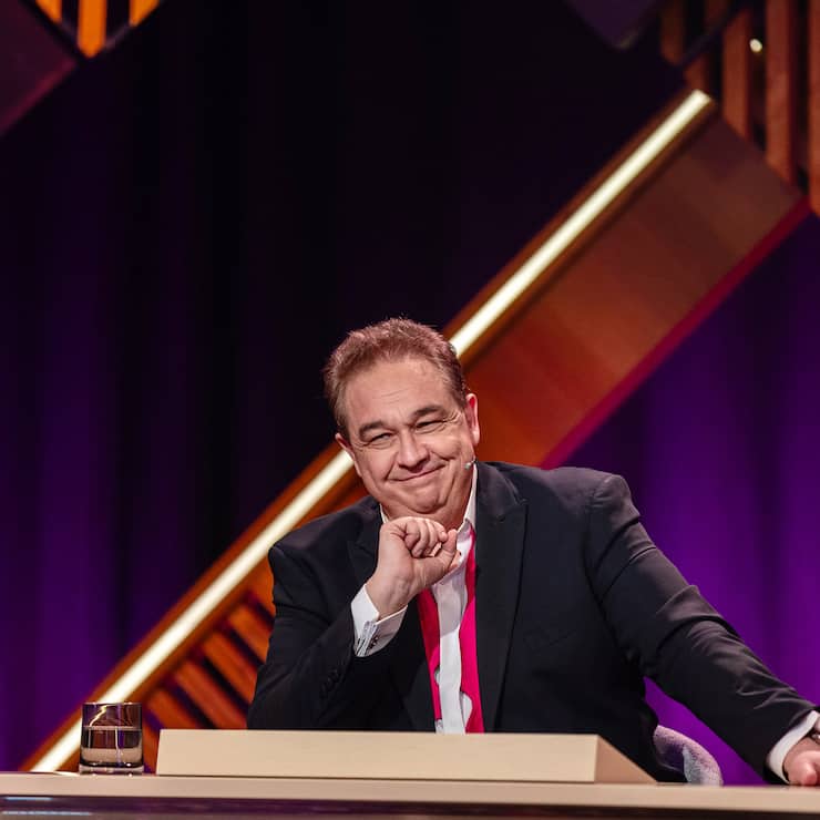 Nur mal kurz vorbeischauen und eine Rateshow moderieren: Oliver Kalkofe.