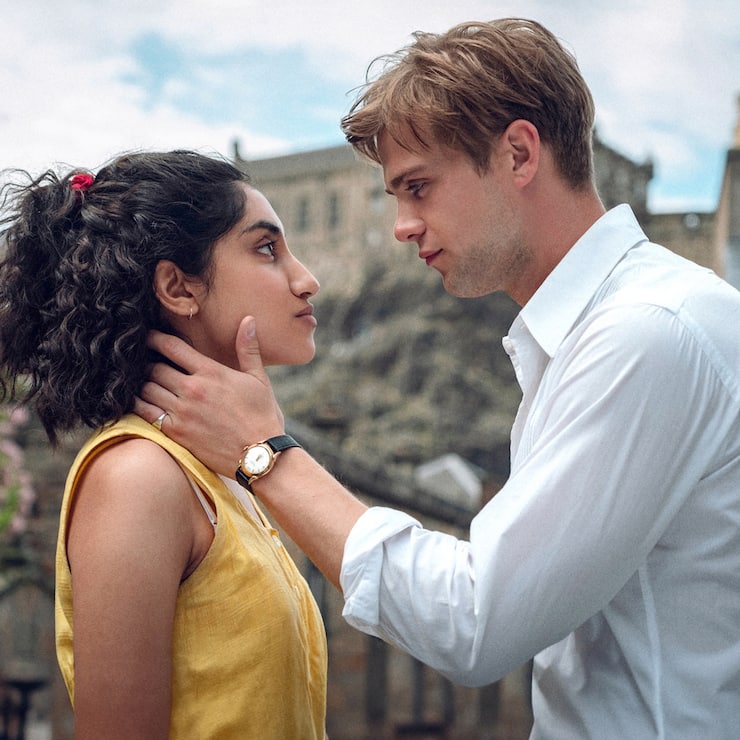 Sehen sich jeden 15. Juli wieder: Emma (Ambika Mod) und Dexter (Leo Woodall).