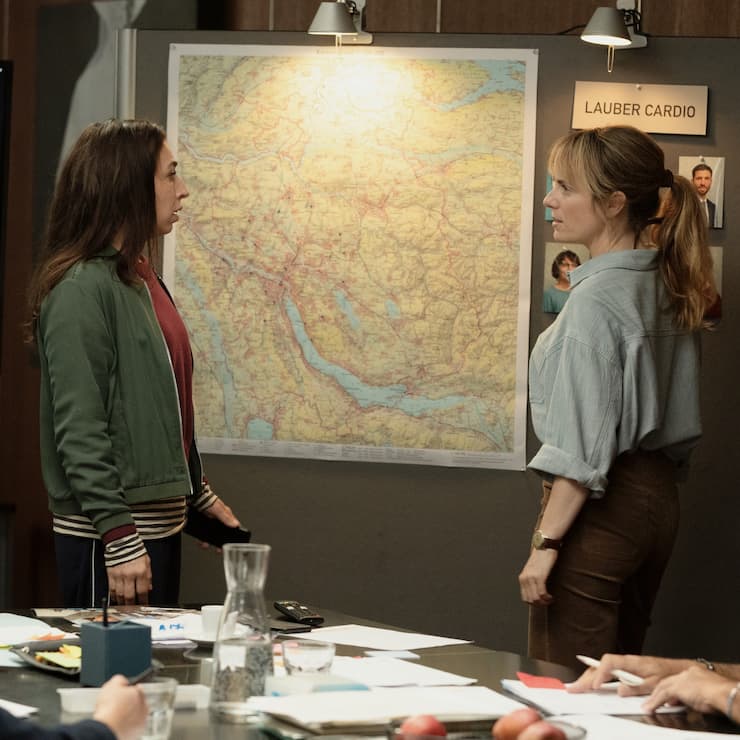 Zeitbombe bei Ott (Carol Schuler, l.) und Grandjean (Anna Pieri Zuercher): Jeden Moment könnte irgendwo das nächste Opfer tot umfallen.