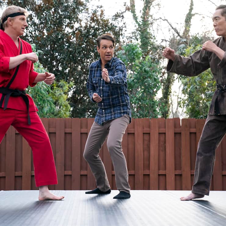 Daniel LaRusso (Ralph Macchio) und Chozen (Yuji Okumoto) bringen sich zum allerletzten Mal in Kampfpose.
