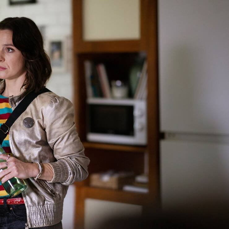 Die trockene Alkoholikerin Shiv (Roisin Gallagher) wird in «The Dry – Sekt oder Selters» wiederholt von ihrer Familie gedisst.