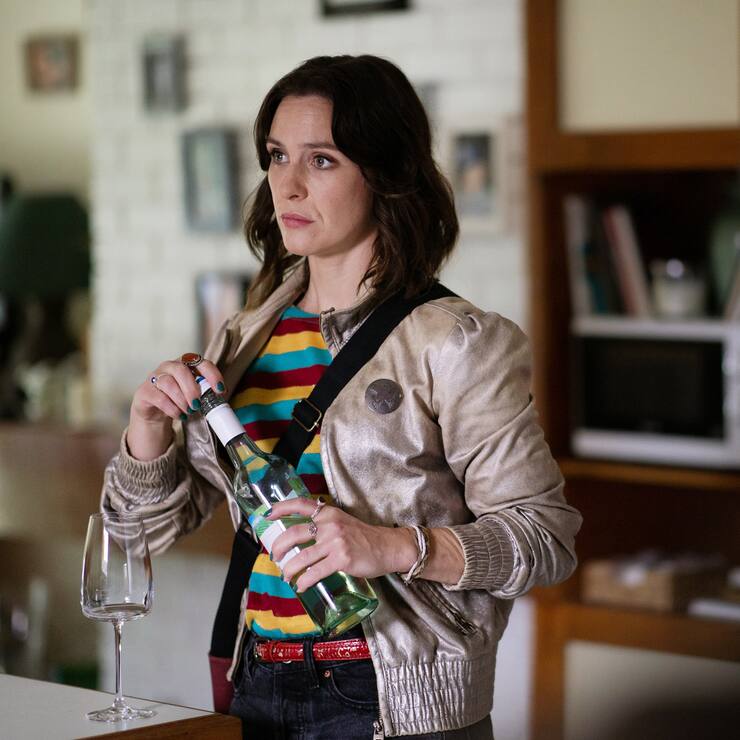Die trockene Alkoholikerin Shiv (Roisin Gallagher) wird in «The Dry – Sekt oder Selters» wiederholt von ihrer Familie gedisst.