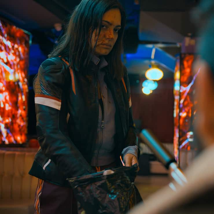 Annika (Nilam Farooq) legt sich in «Early Birds» mit üblen Dealern an.
