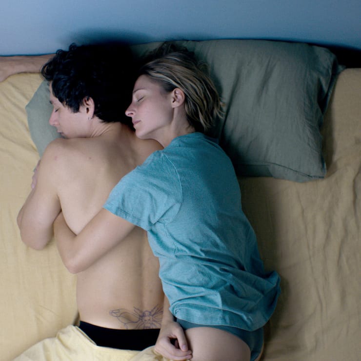  Kuscheln statt poppen: Marie (Svenja Jung) und Luis (Noah Saavedra).