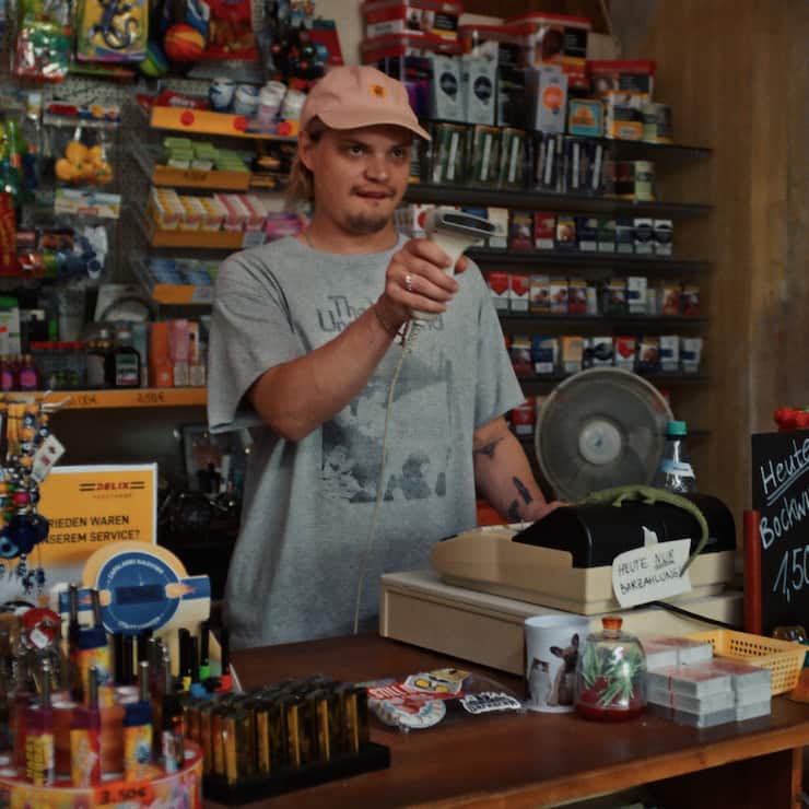 Das kommt nicht gut! Fred (Wilson Gonzalez) ist vorübergehend Chef im «Späti». 