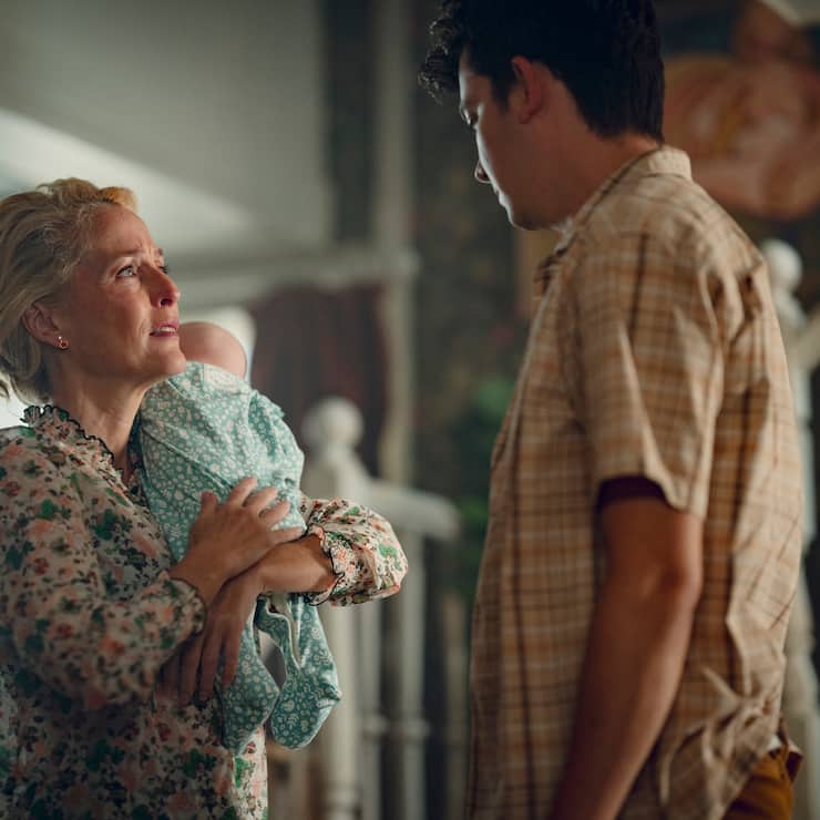 Sex Education Season 4: Gillian Anderson als Jean Milburn und Asa Butterfield als Otis Milburn in Sex Education Season 4. Cr. Thomas Wood/Netflix © 2023 