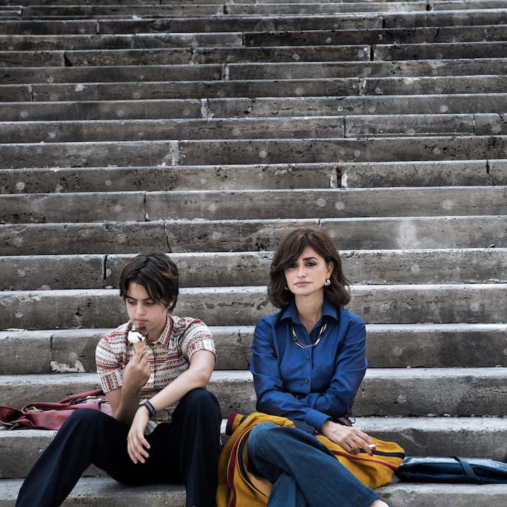 Clara (Penélope Cruz, r.) und ihr Transgender-Sohn (Luana Giuliani) in «L'immensità».