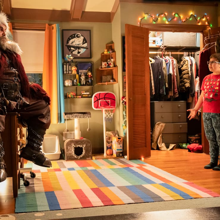 Was zum Teufel! Statt Santa taucht Satan (Jack Black, l.) in  Liams (Robert Timothy Smith) Kinderzimmer auf. 