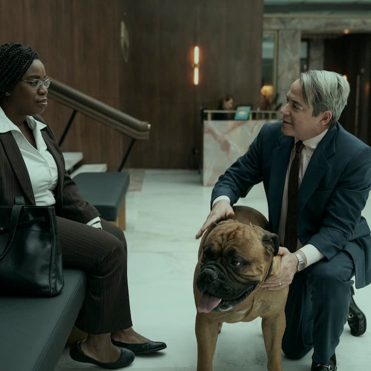 Cop Edie (Uzo Aduba, l.) ermittelt gegen Sackler (Matthew Broderick).