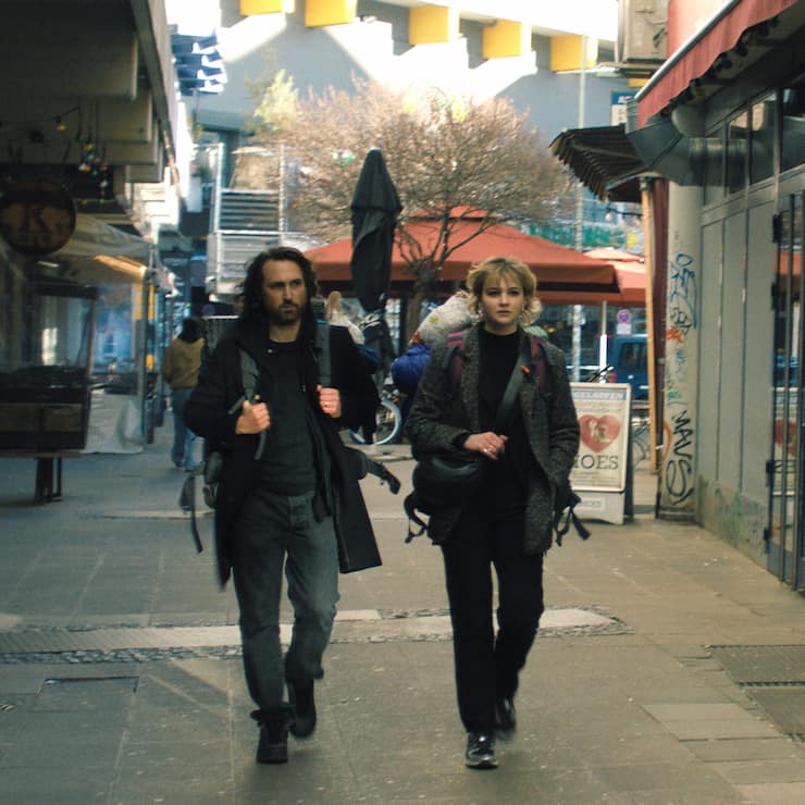 Die Reporterin Rosa (Lisa Vicari) bietet dem US-Tourist Josh (Ben Lloyd-Hughes) ihre Hilfe an.