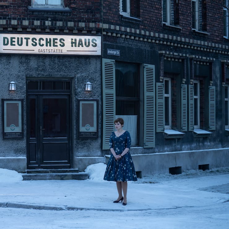 Dolmetscherin Eva Bruhns (Katharina Stark) arbeitet im Gasthaus ihrer Eltern.
