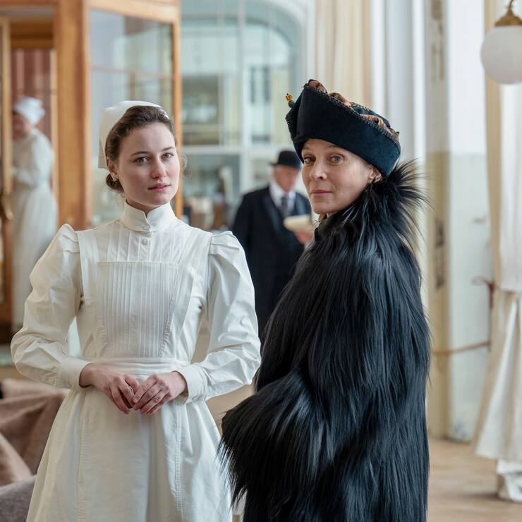 Es ist Krieg, doch in der Schweiz ist scheinbar alles gut: Kran­kenschwester Johanna (Dominique Devenort, l.) mit Gräfin von Hausner (Jeanette Hain). 