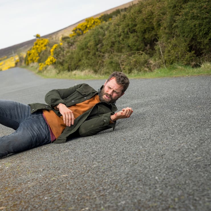 Elliot (Jamie Dornan) ist auf der Flucht vor Entführern. Wer will ihm dieses Mal ans Leder?