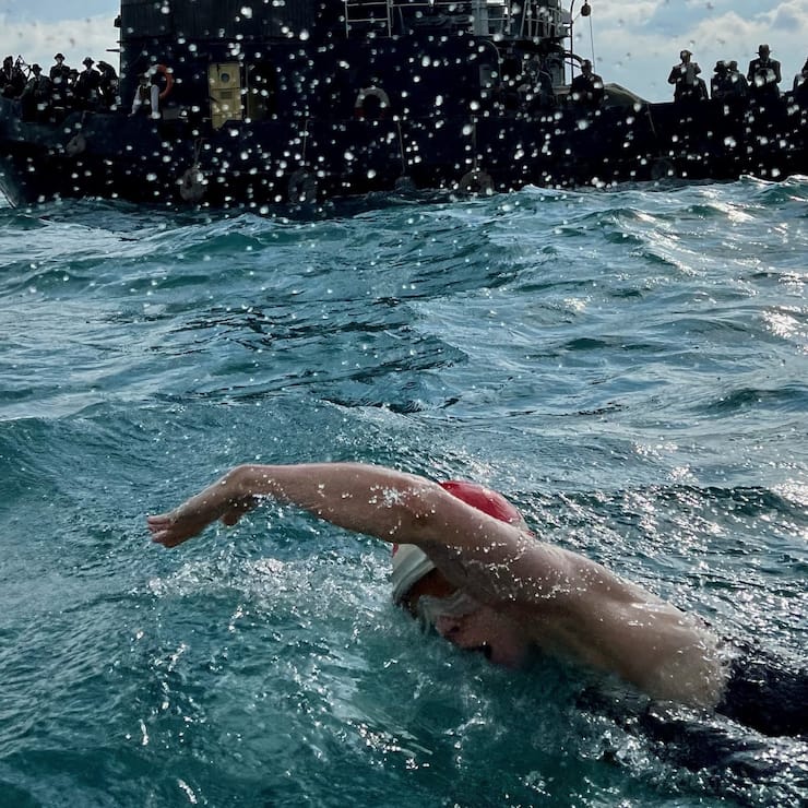 Trudy Ederle (Daisy Ridley) schwamm die 56 Kilometer lange Strecke in  14,5 Stunden.