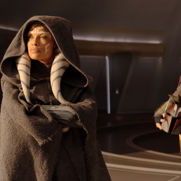 Ahsoka Tano (Rosario Dawson) und Sabine Wren (Natasha Liu Bordizzo) in der neuen «Star Wars»-Serie «Ahsoka».