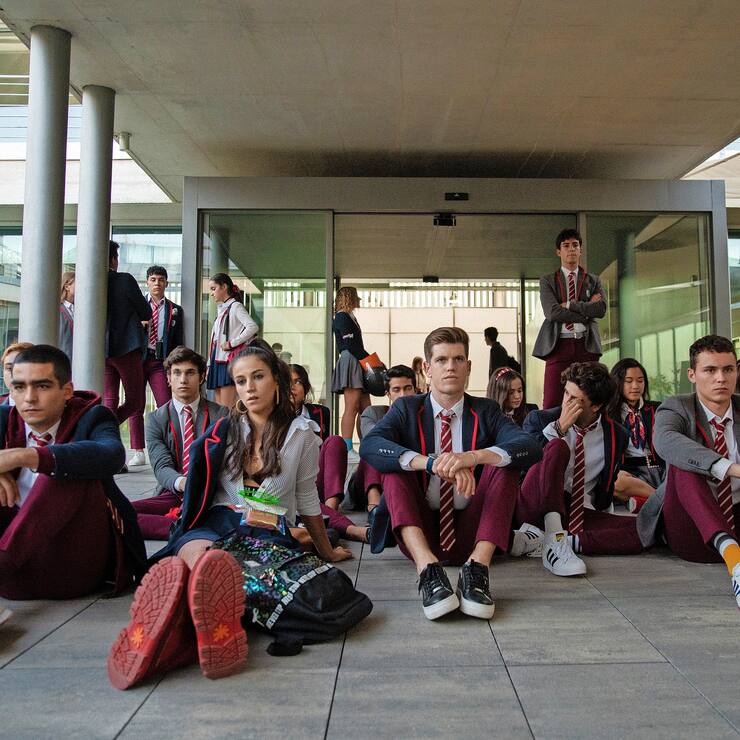 LITE (L to R) OMAR AYUSO as OMAR, CLAUDIA SALAS as REBECA, MIGUEL BERNADEU as GUZMĂÂN, ITZAN ESCAMILLA as SAMUEL, ARĂÂN PIPER as ANDER in ĂÂLITE. Cr. NIETE/NETFLIX Ă© 2020