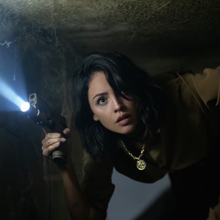 Esme (Eiza González) ist den Schatzjägern immer dicht auf  den Fersen.