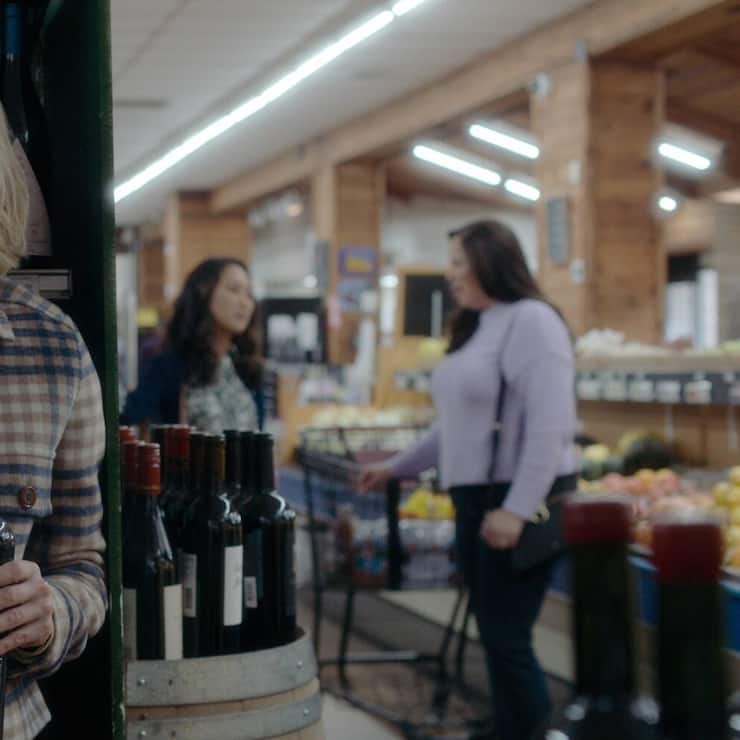 The Woman in the House Across the Street from the Girl in the Window. Kristen Bell as Anna in episode 102 of The Woman in the House Across the Street from the Girl in the Window. Cr. Courtesy Of Netflix Â© 2021