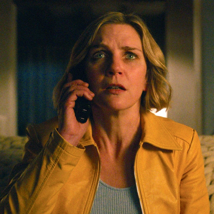 Bei Autorin Carol (Rhea Seehorn) zeigt das Glücksvirus keine Wirkung.