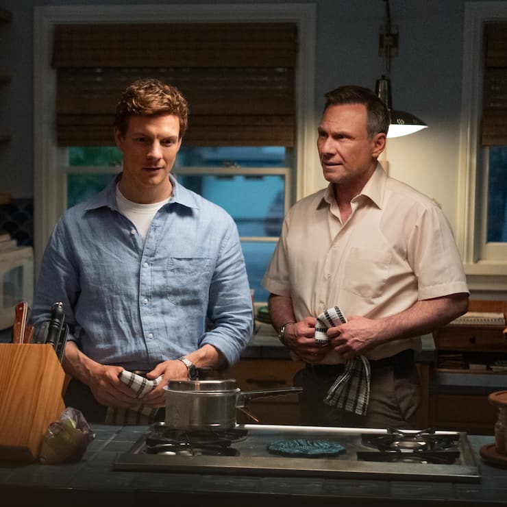 Harry (Christian Slater, r.) hilft Sohn Dexter (Patrick Gibson), seine Triebe zu kontrollieren.
