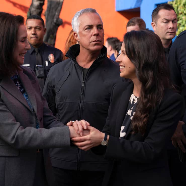 Freundschaft auf dem PrĂĽfstand: Honey (Mimi Rogers, l.), Bosch (Titus Welliver, M.).