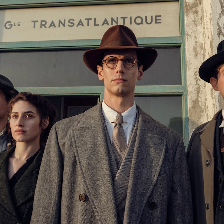 Varian Fry (2.v.r.): «Noch sind die Deutschen nicht da – aber bald.» Hanno Koffler as Hans Fittko, Deleila Piasko as Lisa Fittko, Cory Michael Smith as Varian Fry and Amit Rahav as Thomas Lovegrove in Transatlantic, Courtesy of Netflix