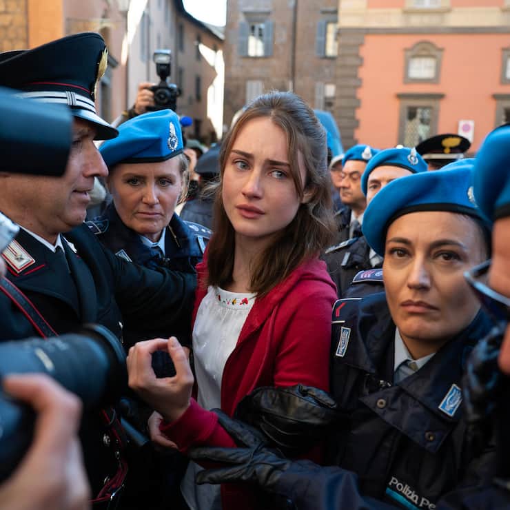 Amanda Knox (Grace Van Patten, M.) wird zum Spielball der globalen Medien. 