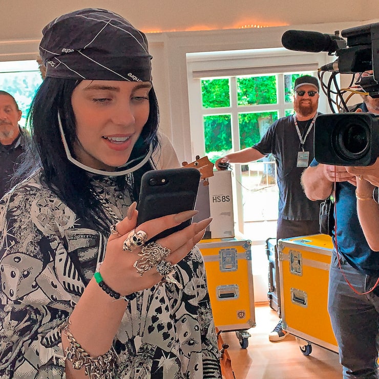 Es ist schwierig, Menschen zu finden, die noch nie von Billie Eilish gehört haben. Trifft man dennoch jemanden und versucht dann, den Teenager mit den neongrünen Haaren zu beschreiben, landet man bei Superlativen: 141 Nominierungen, 5 Grammys, 137 Mio. Follower, 55 Mrd. Streams – das alles hatte sie mit 17 Jahren erreicht. Doch Billie Pirate Baird O’Connell, wie die heute 19-Jährige heisst, bleibt erstaunlich normal. Sie wohnt bei ihren Eltern Patrick und Maggie – beide Schauspieler – im Norden von Los An