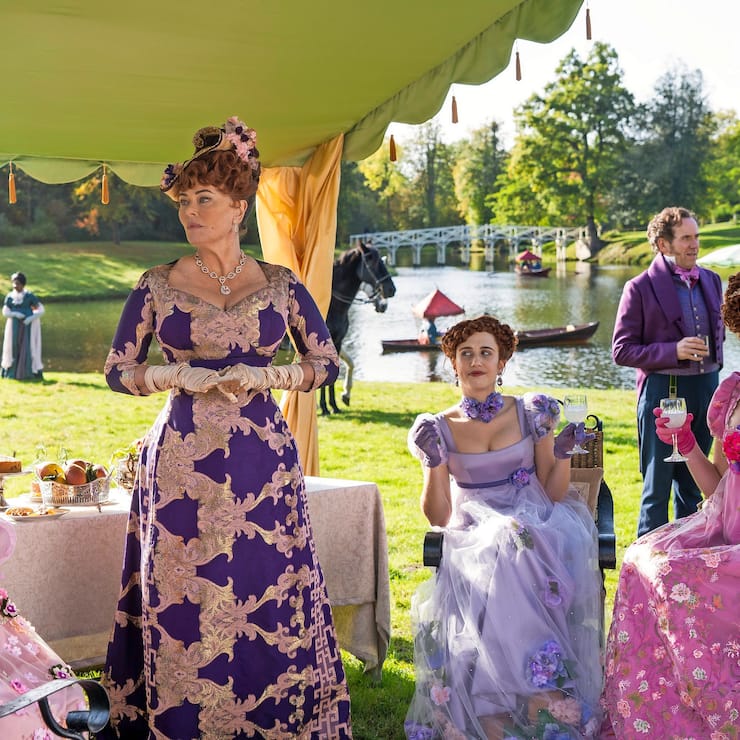 BRIDGERTON (L to R) NICOLA COUGHLAN as PENELOPE FEATHERINGTON, POLLY WALKER as PORTIA FEATHERINGTON, HARRIET CAINS as PHILLIPA FEATHERINGTON, BEN MILLER as LORD FEATHERINGTON and BESSIE CARTER as PRUDENCE FEATHERINGTON in episode 102 of BRIDGERTON Cr. LIAM DANIEL/NETFLIX © 2020