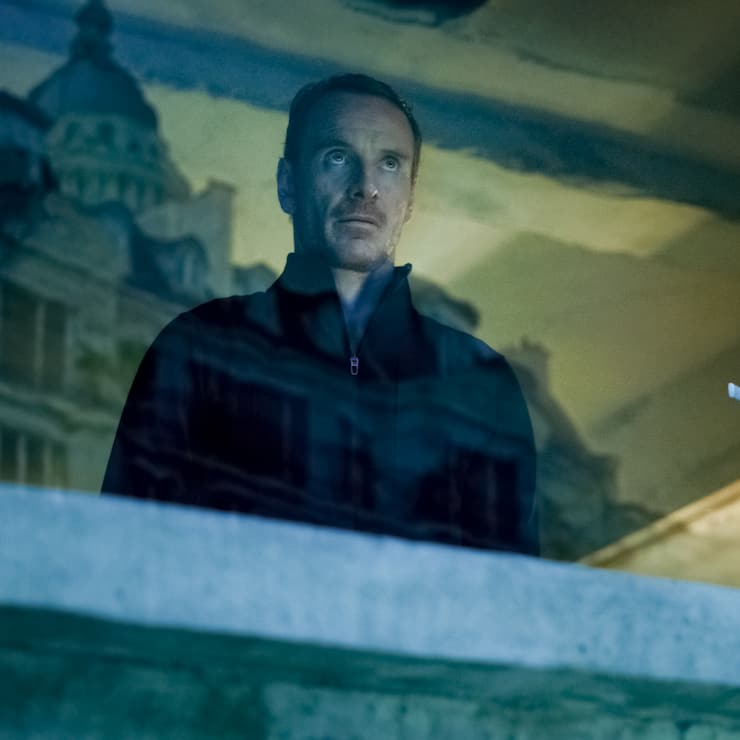 Michael Fassbender als namenloser Killer mit einem Flair für Yoga.