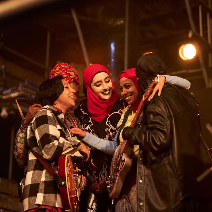 Gitarristin Amina (Anjana Vasan, 2. v. r.) komplettiert die Punkband Lady Parts.
