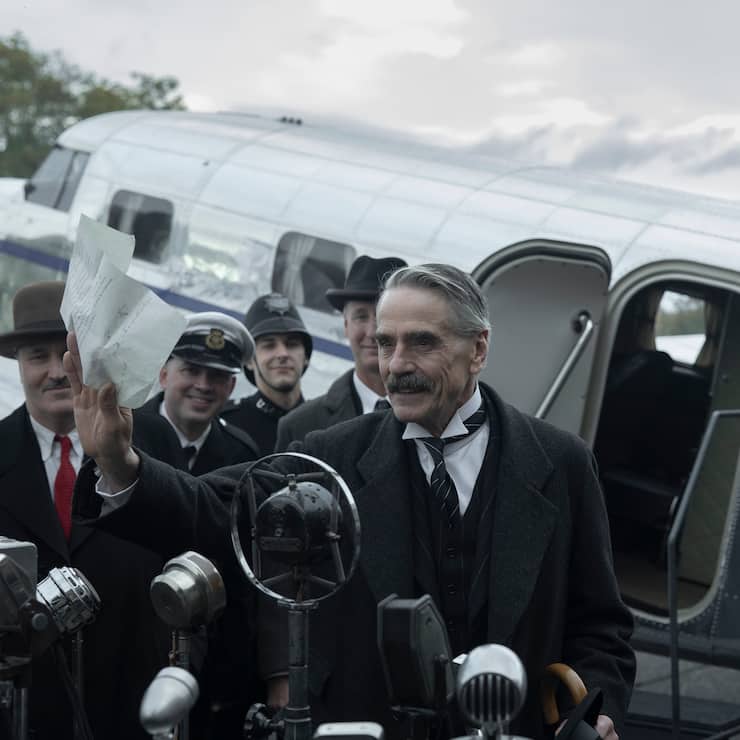 München – Im Angesicht des Krieges (L to R) Jeremy Irons as Neville Chamberlain, George MacKay as Hugh Legat, in Munich - The Edge of War. Cr. Courtesy of Netflix © 2021