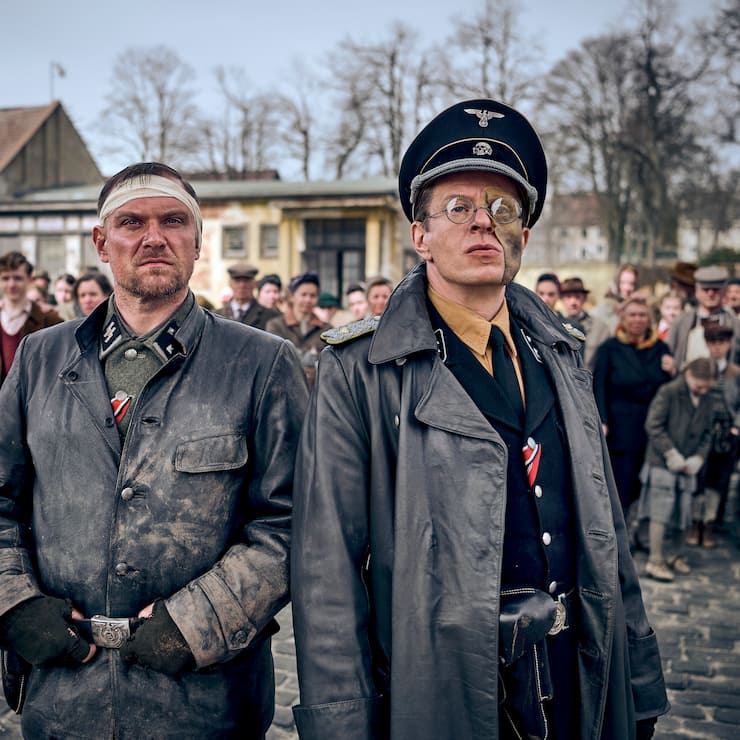 «Blood & Gold»: Der maskierte SS-Führer von Starnfeld (Alexander Scheer, r.) ist ein Sadist.