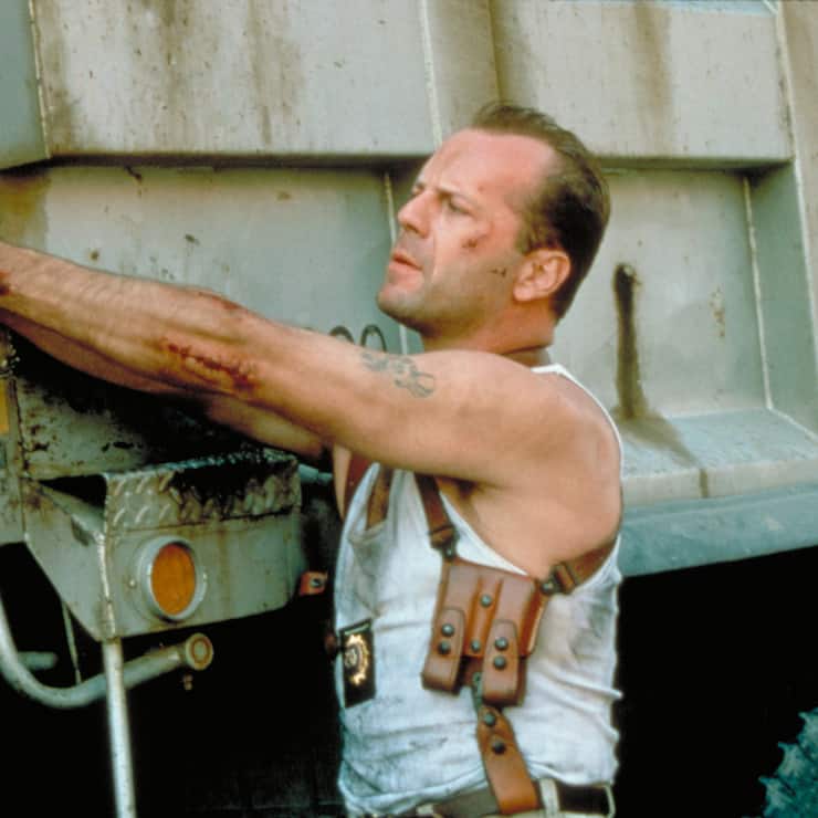 Obwohl John McClane (Bruce Willis) eigentlich momentan vom Dienst suspendiert ist, muss er einen wunderschönen Kater links liegen lassen und seinen Kollegen bei der Jagd auf einen Bombenleger helfen ...