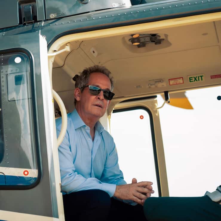 Cameron Beck (Tom Hollander) hält die Fäden der Tech-Welt in der Hand – und gibt ihrer Ambivalenz ein Gesicht.