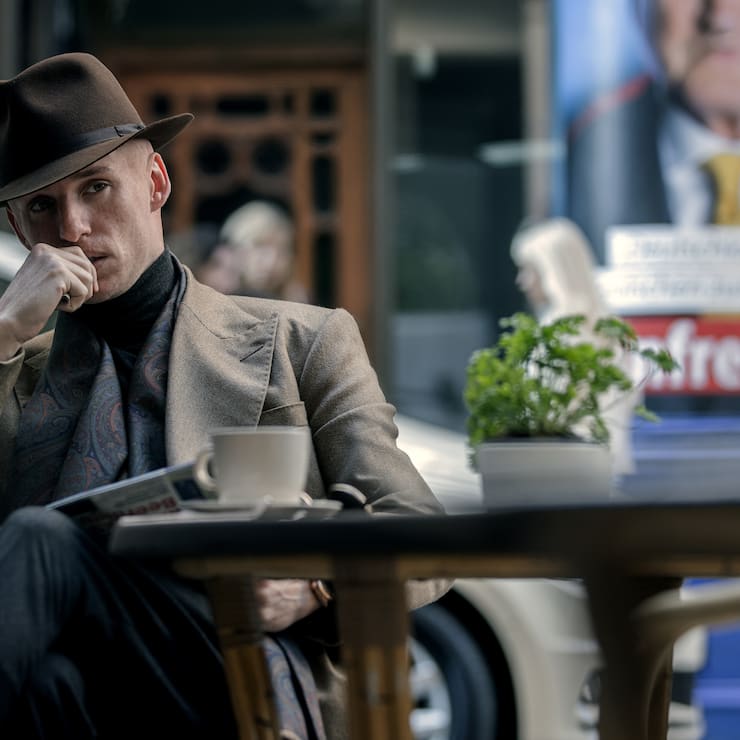 Der Schakal (Eddie Redmayne) bespitzelt aus sicherer Distanz sein nächstes Opfer.
