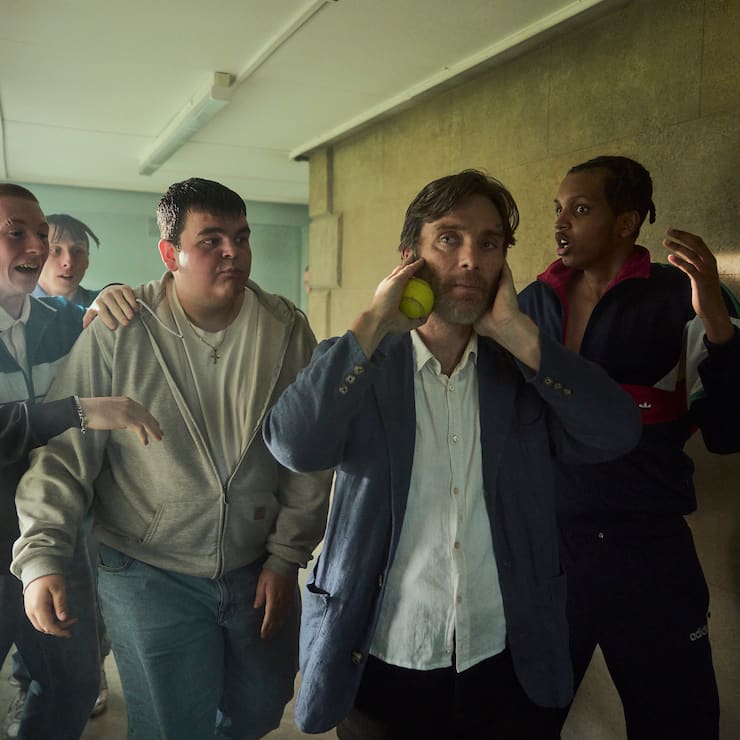 Anstaltsleiter Steve (Cillian Murphy, 2. v. r.) wird wie so oft von seinen Schützlingen belagert.