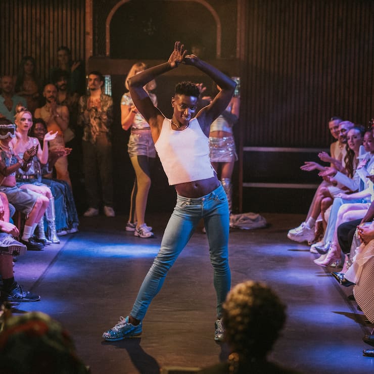 Emm (Ricco-Jarret Boateng, M.) traut sich, als Newbie zu performen.