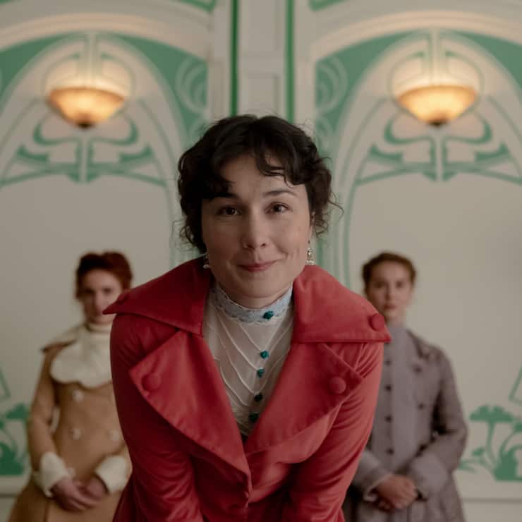 Selber single, aber ein Ass im Kuppeln: die Anstandsdame Elena Bianda (Nadia de Santiago).