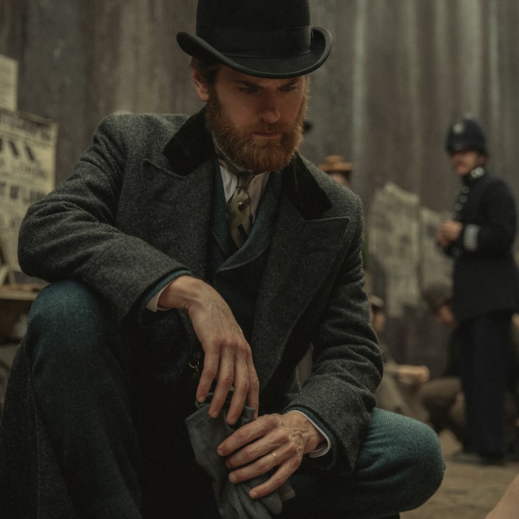 Ab 1890 nimmt das drei Jahrhundert währende Unheil seinen Lauf: Detective Inspector Hillinghead (Kyle Soller).