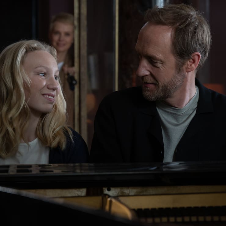 Als die Welt noch heile war: Viktor Larenz (Stephan Kampwirth) und seine Tochter (Helena Zengel) spielen gemeinsam ihre Melodie auf dem Klavier.