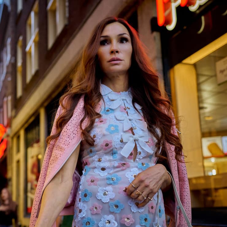 Wird Betty (Famke Janssen) die neue Königin  im Cannabis-Business von Amsterdam?