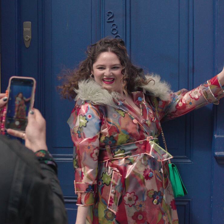 Say cheese! Jessica  (Megan Stalter) mag es  bunt, schrill und laut.