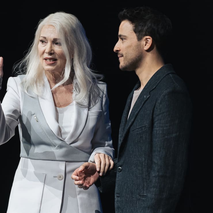 Aeon-Boss Sophie Theissen (Iris Berben) mit Mitarbeiter Max (Kostja Ullmann) im Sci-Fi-Thriller «Paradise» auf Netflix