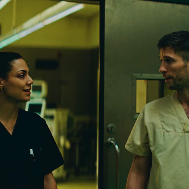 Am Anschlag: Zanna Parker (Haley Louise Jones) und Ben Weber (Slavko Popadić) stehen unter Dauerstrom.