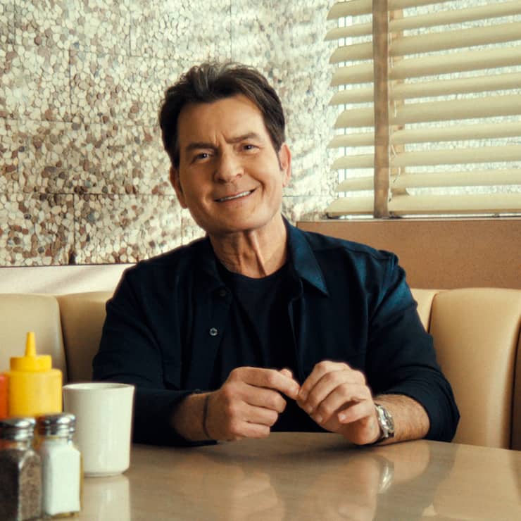 Charlie Sheen hält sich heute an Kaffee statt Fusel.