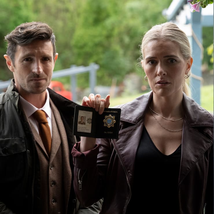 Der freundliche Schein trügt: Detective Regan mit Grenzkollege Boyd (l.).